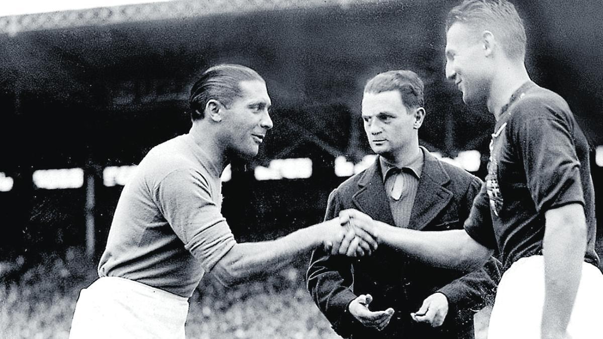 Meazza, a la izquierda, en el saludo protocolario antes de la final de 1938