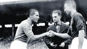 Meazza, a la izquierda, en el saludo protocolario antes de la final de 1938