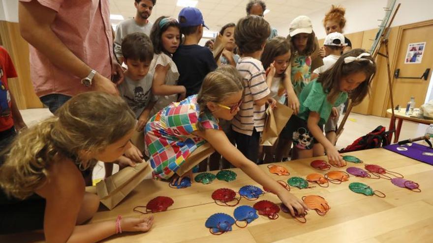 Niños, cogiendo sus conchas de peregrino.  | // RICARDO GROBAS 