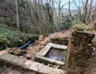 Parres recupera la fuente-lavadero de La Campana, en Güexes