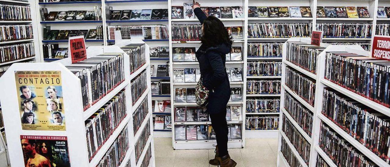 La ovetense Ángela García Magadán busca una película en el videoclub de la calle Comandante Vallespín.