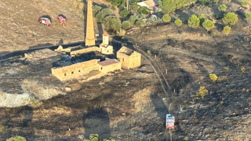 Un incendio en una pinada quema 2,5 hectáreas en la Mina Blanca de El Llano del Beal