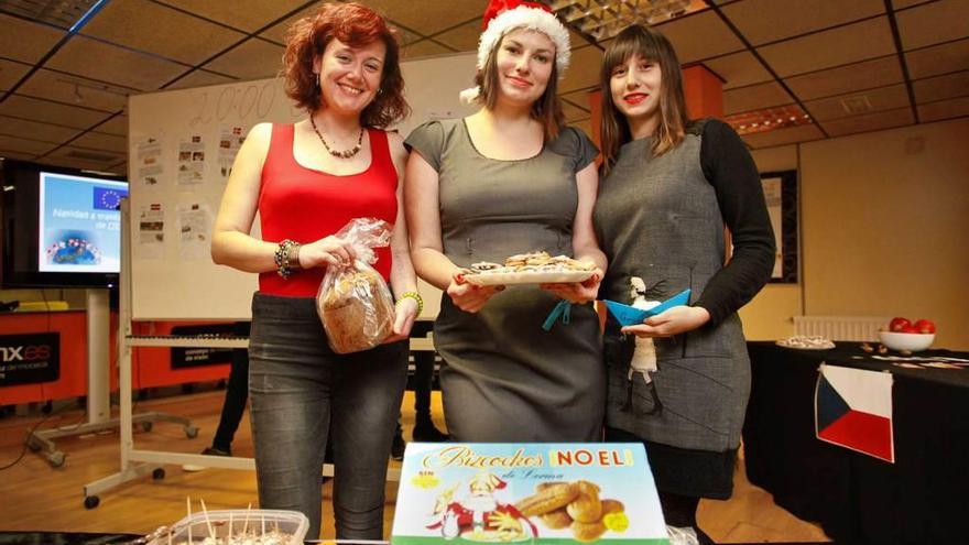 Sara De Stefano, Barbora Viktova y Cristina Athanasopoulou, con los dulces de sus países. A la derecha, participantes en las actividades.