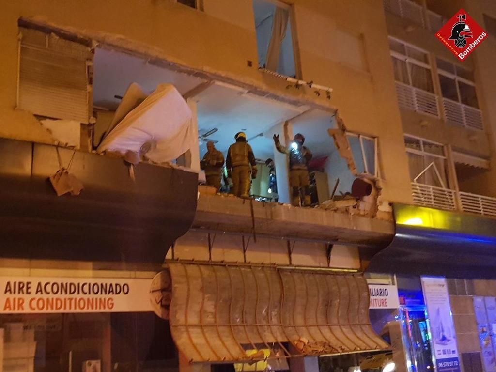 Una gran explosión destroza un edificio de Torrevieja