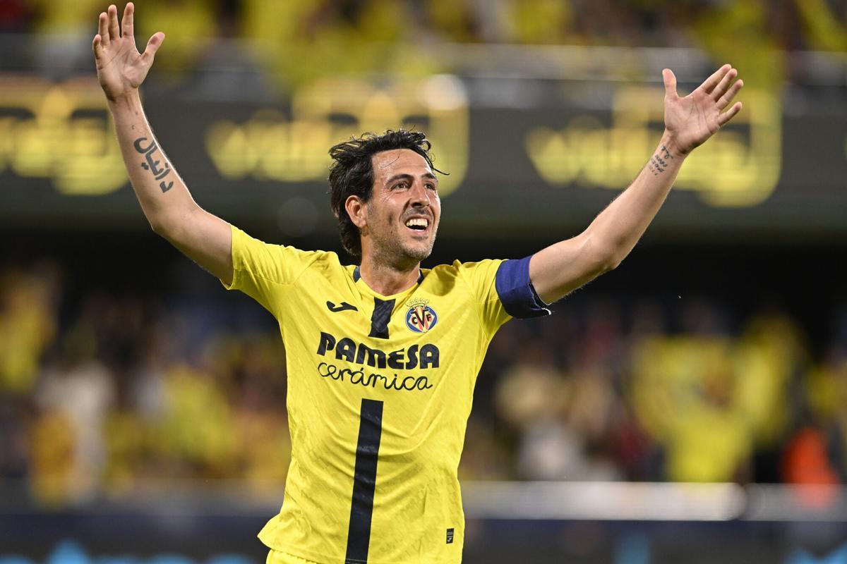 El centrocampista del Villarreal Dani Parejo celebra tras marcar el 1-0, durante el partido de la jornada 38 de LaLiga EA Sports entre el Villarreal y el Atlético de Madrid disputado este domingo en el estadio de la Cerámica. EFE/Andreu Esteban. (Villarreal) (Atlético Madrid)