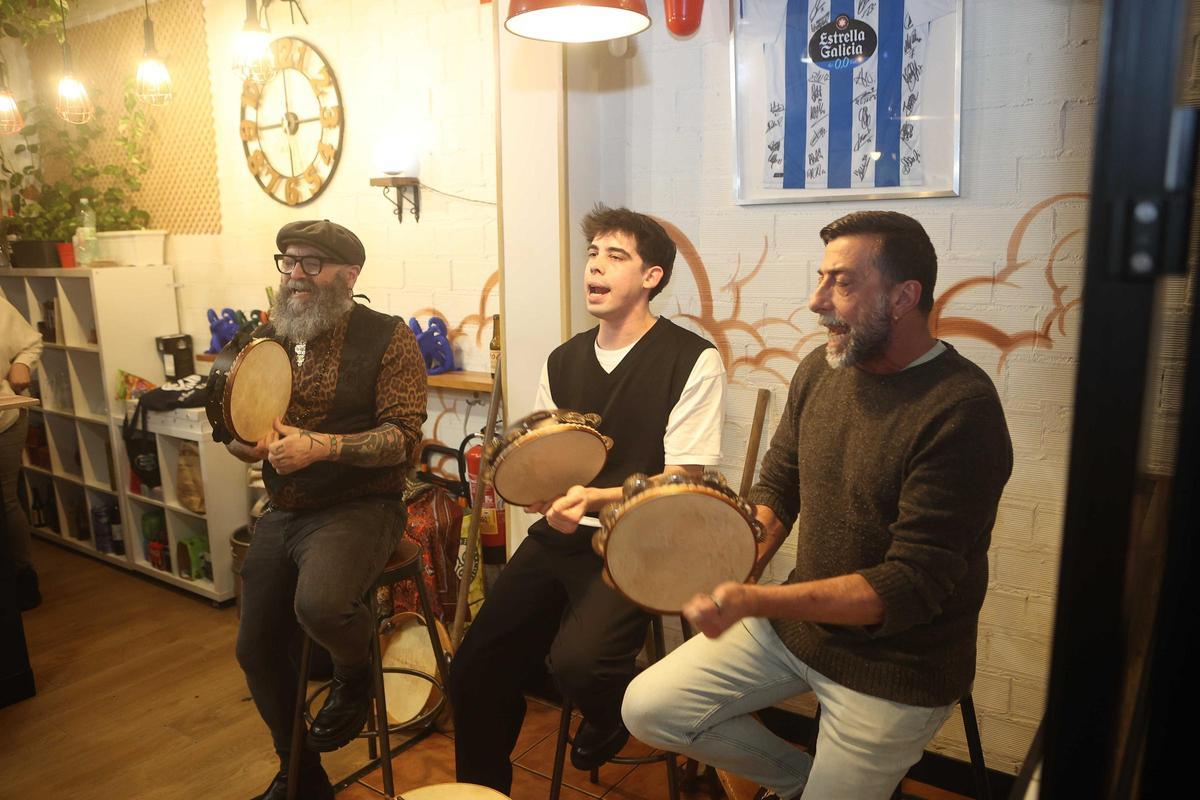 Tradición a golpe de pandeireta na Coruña con Maghúa Tradición a golpe de pandeireta na Coruña con Maghúa
