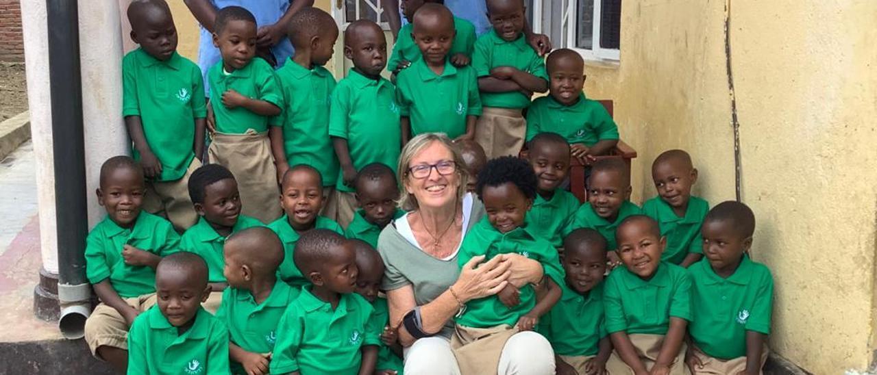 Ángela Huergo, junto a los niños del colegio infantil Inshuti en Kibuye, en Ruanda.