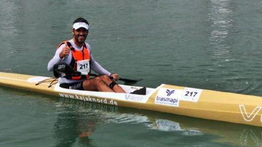 Daniel Sánchez, quinto en la categoría sénior de SS1, posa en su kayak de mar en Villajoyosa .