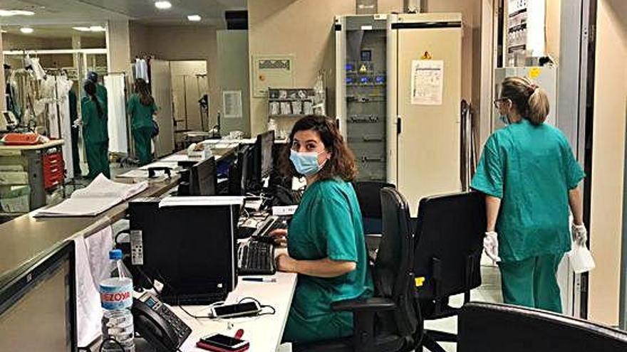 Enfermeras trabajan en el interior del Hospital Santa Lucía de Cartagena.