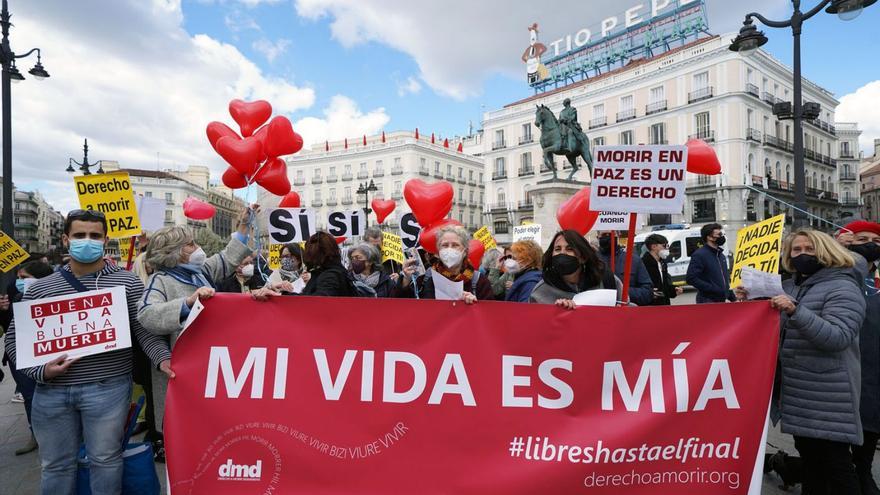 Activistas proeutanasia, concentrados en la Puerta del Sol. |   // DAVID CASTRO