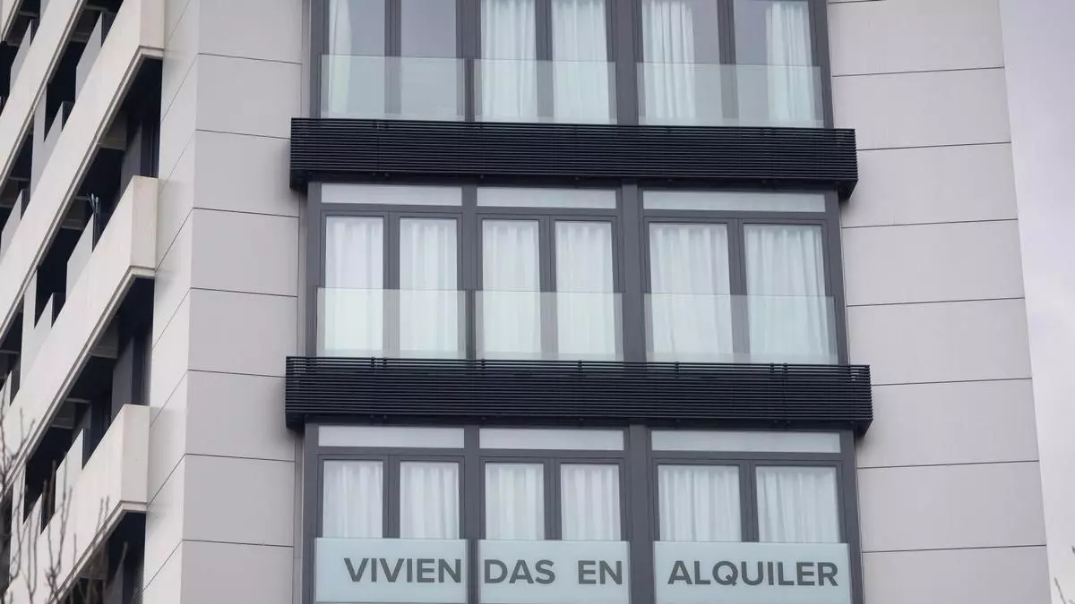 ¿Cómo afecta a los grandes caseros y a los fondos el decreto de vivienda? Del límite a las compras 'a derribo' al 'castigo' fiscal y los desahucios