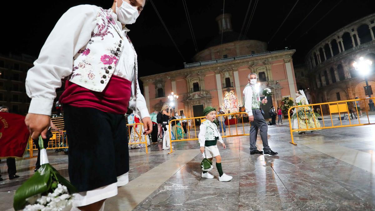 Búscate en el primer día de la ofrenda por la Calle Caballeros de las 21:00 a las 22:00