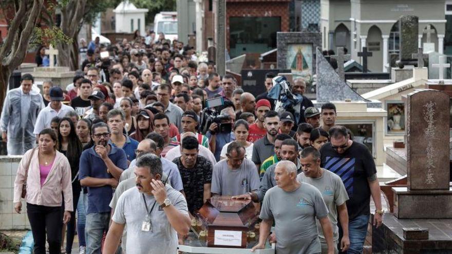 El tiroteo en la escuela de Brasil reabre el debate sobre el uso de armas