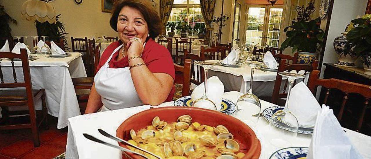 Carmen Durán junto a una apetitosa cazuela de rape con almejas.