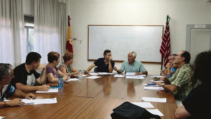 Los miembros de Faveza, durante su última reunión.