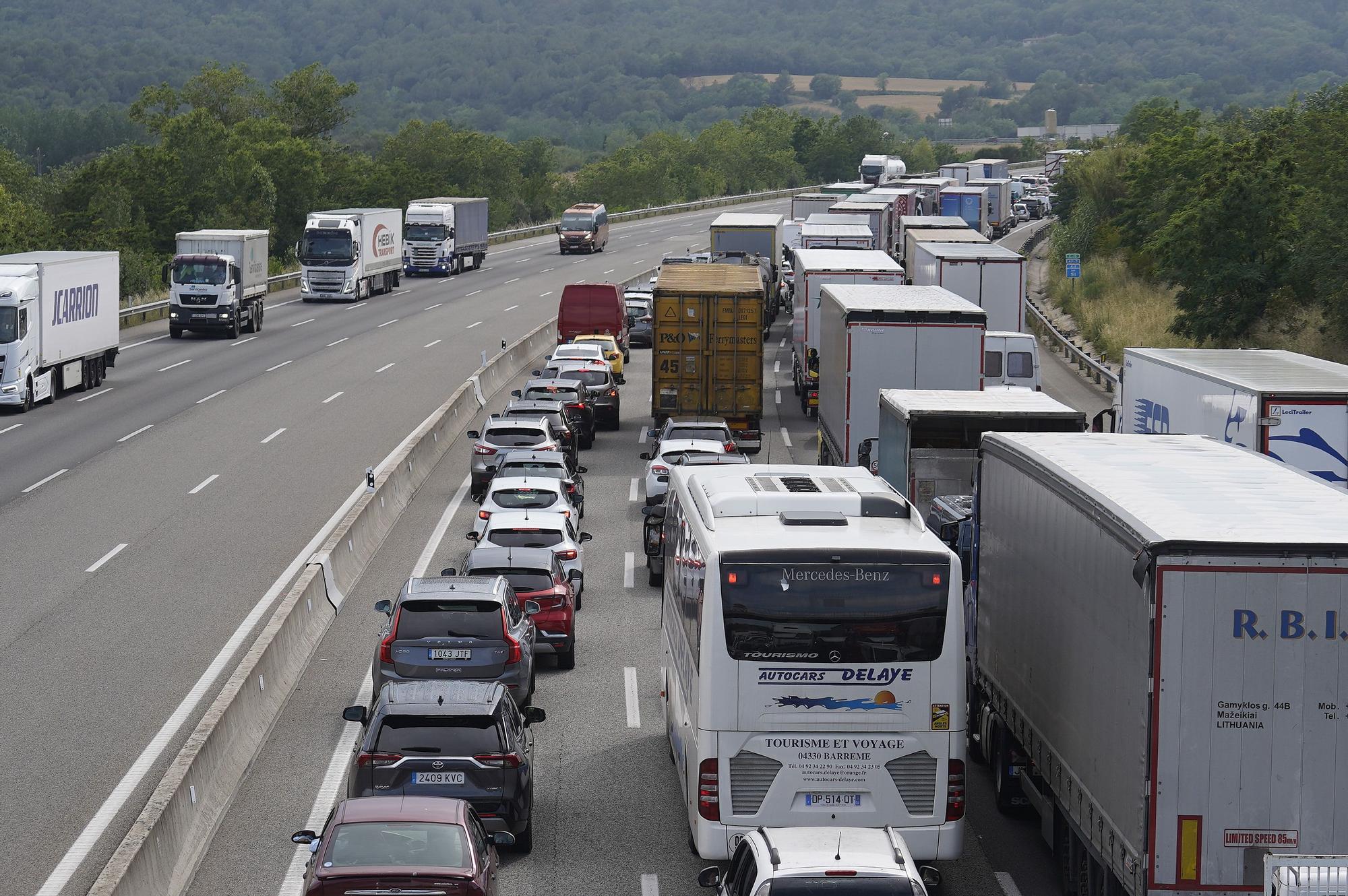 Un accident a l'AP-7 a Sant Julià de Ramis provoca cues quilomètriques