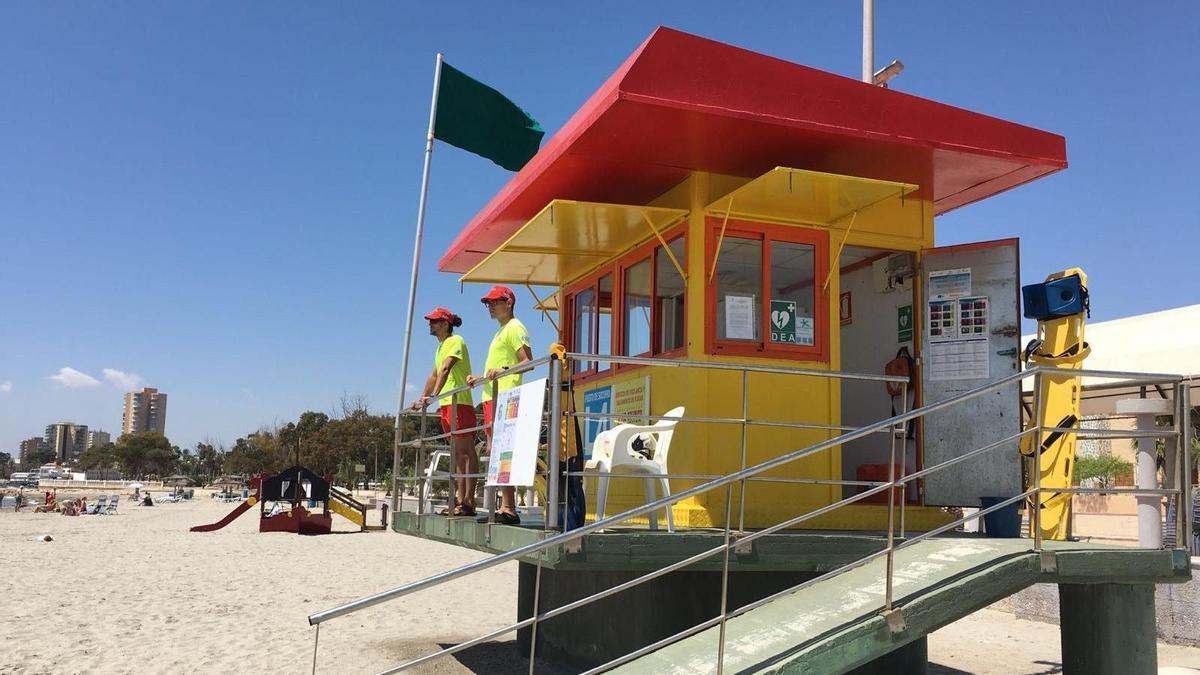 Un puesto de vigilancia en una playa de la Región