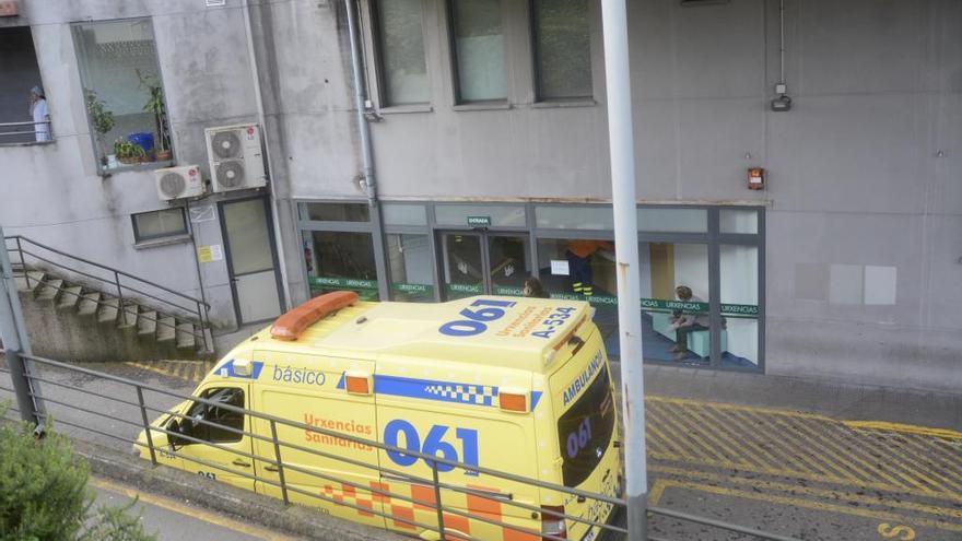 Una ambulancia a la entrada de Urgencias del Hospital Montecelo.