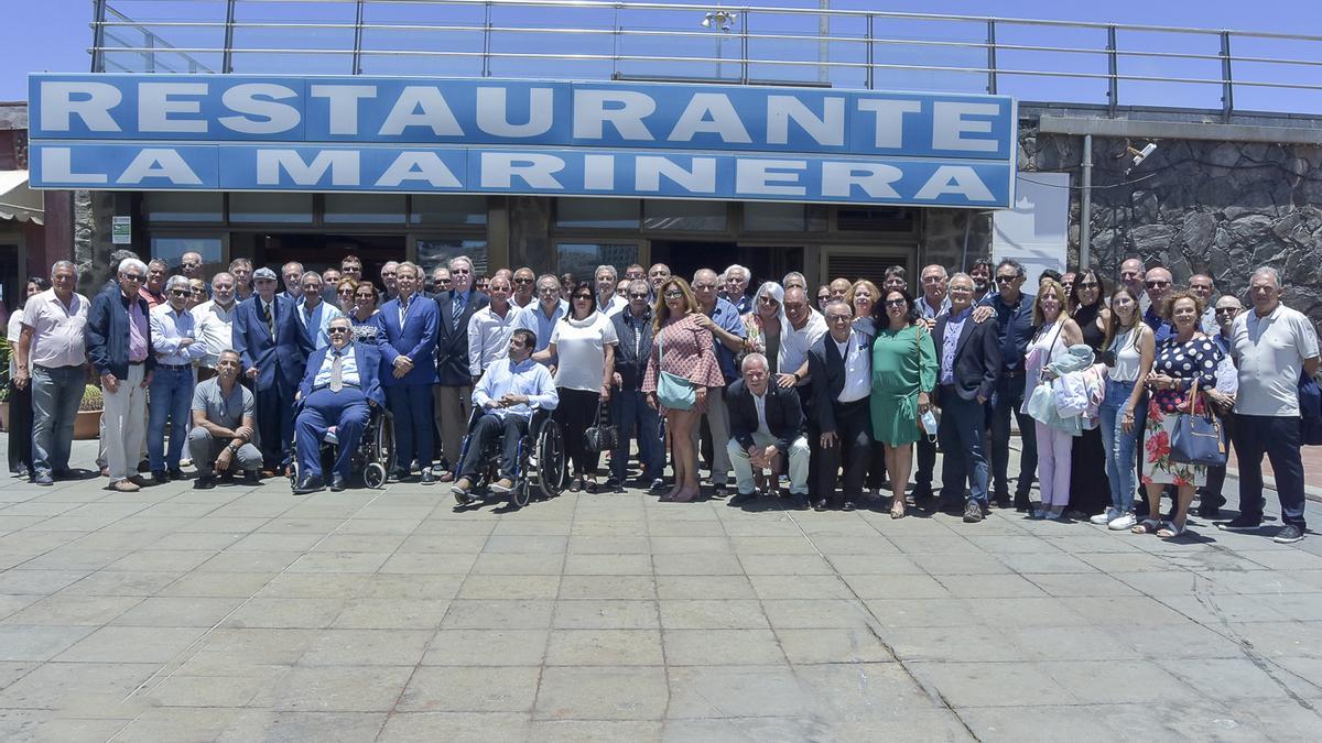 Foto de familia del equipo juvenil de 1972 que conquistó la Copa del Generalísimo, en el Restaurante La Marinera