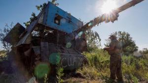 Un soldado ucraniano frente a un tanque ruso abatido por un drone en la región de Donetsk.