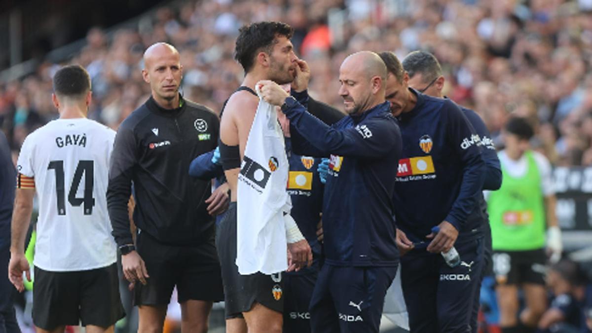 Hugo Duro, atendido de la nariz en la banda