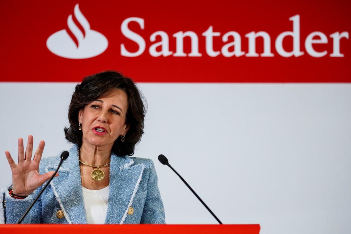 Spanish bank Santander’s Executive Chairman Ana Botin gives a speech at the annual results presentation in Boadilla del Monte, outside Madrid, Spain, January 31, 2018. REUTERS/Juan Medina