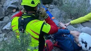 Rescatan con helicóptero a un senderista herido en un barranco de Argelita