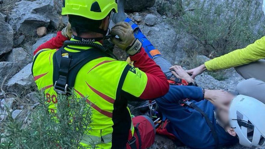 Un momento del rescate del senderista herido en el barranco de Argelita este viernes