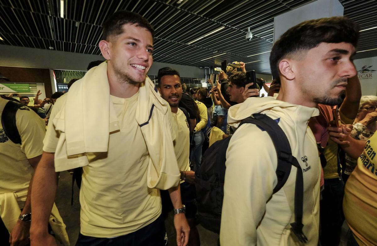 Aficionados reciben a la UD Las Palmas en el aeropuerto tras sellar el playoff