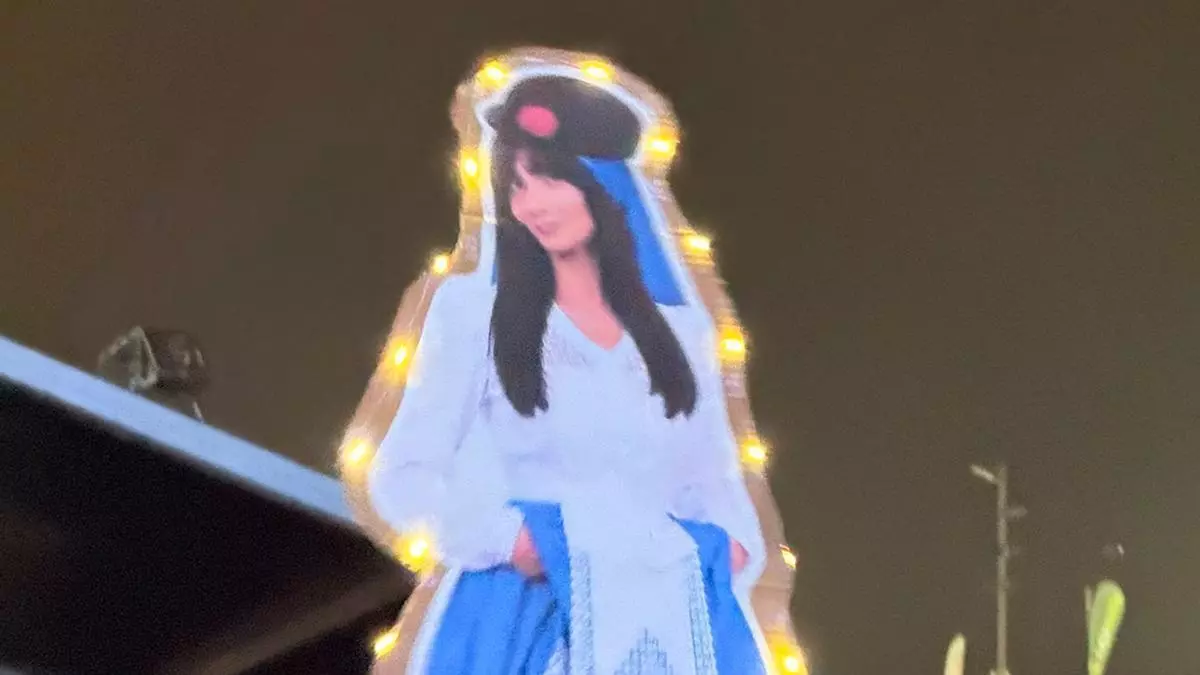 Aitana recibe en el Granca Live Fest una réplica vestida con el traje típico canario: "Para mi colección"