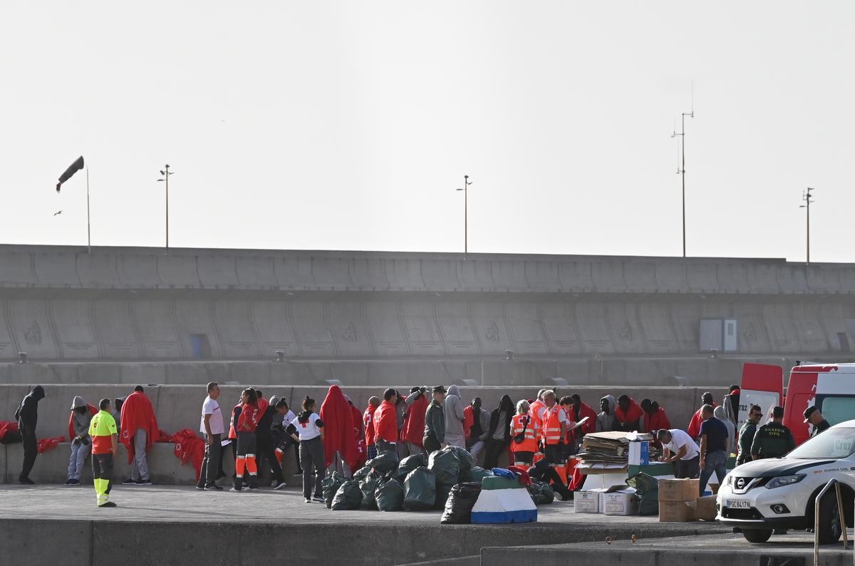Un cayuco con 67 personas llega por sus propios medios a El Hierro