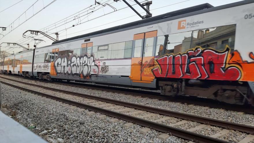 Un tren, circulant per Figueres, pintat amb grafits.