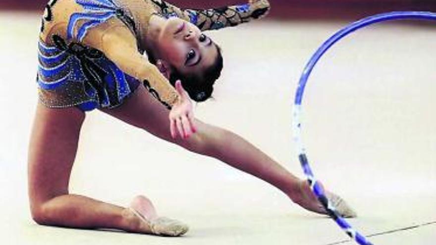 Una gimnasta, durante un ejercicio en el torneo de Luarca. / r. final