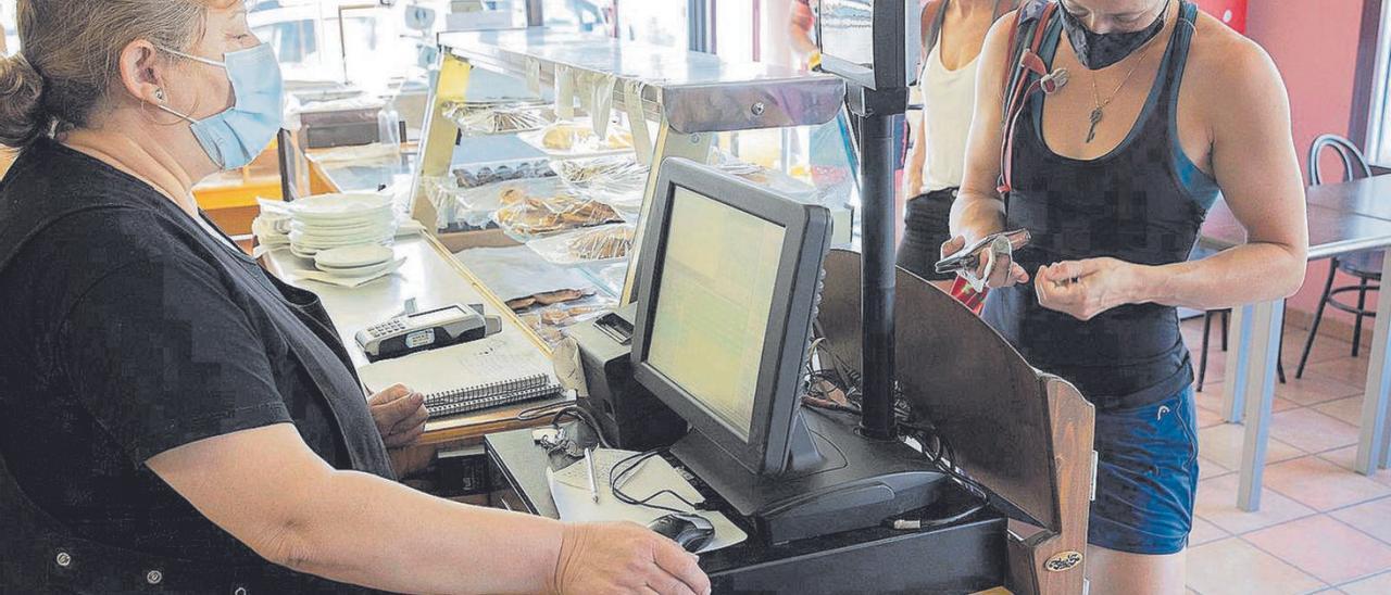 Pagament en efectiu en una cafeteria de Cornudella de Montsant en una foto d’arxiu. | FERRAN NADEU