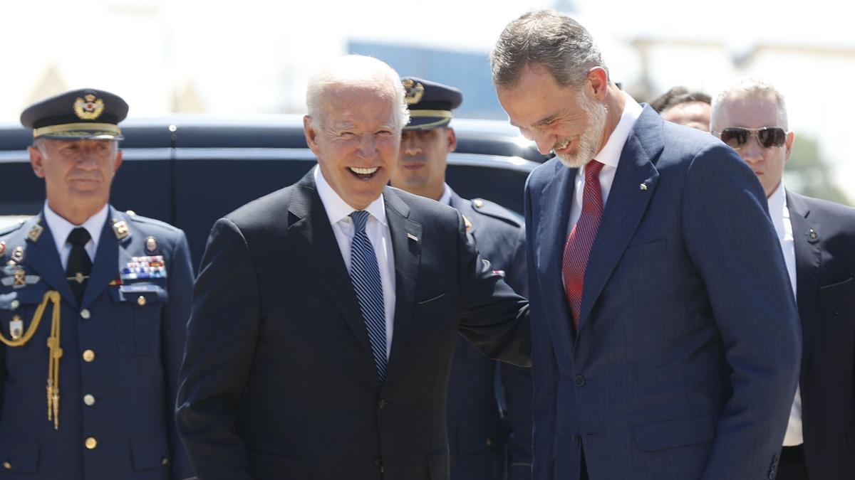 Felipe VI y el presidente de EEUU, Joe Biden, esta tarde en la base aérea de Torrejón de Ardoz (Madrid).