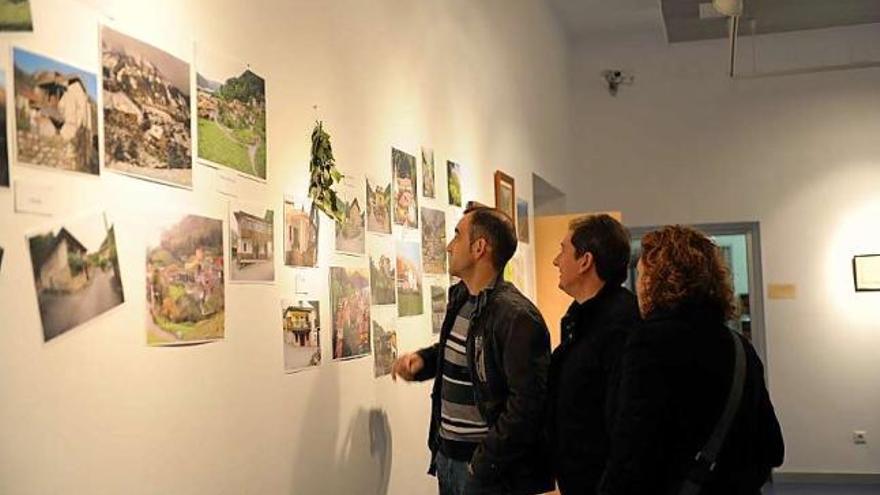 Visitantes en la muestra fotográfica sobre Lloreo, en la Casa de Cultura de Mieres.