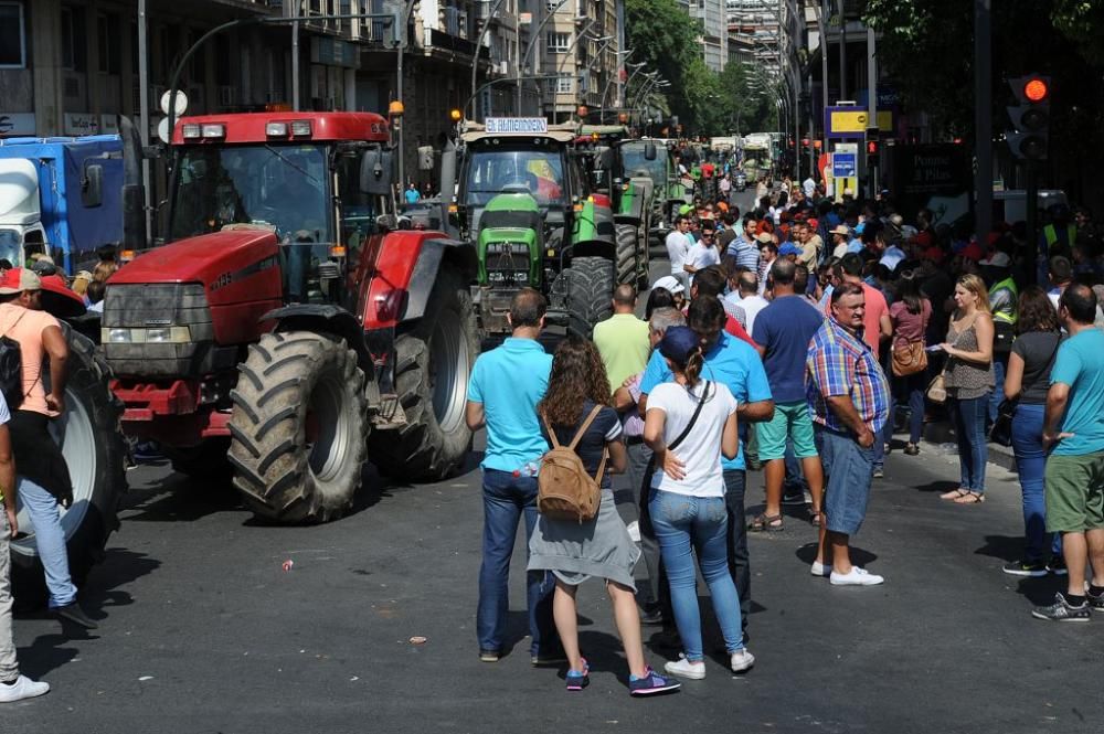 La Gran Vía de Murcia, paralizada por los agricultores