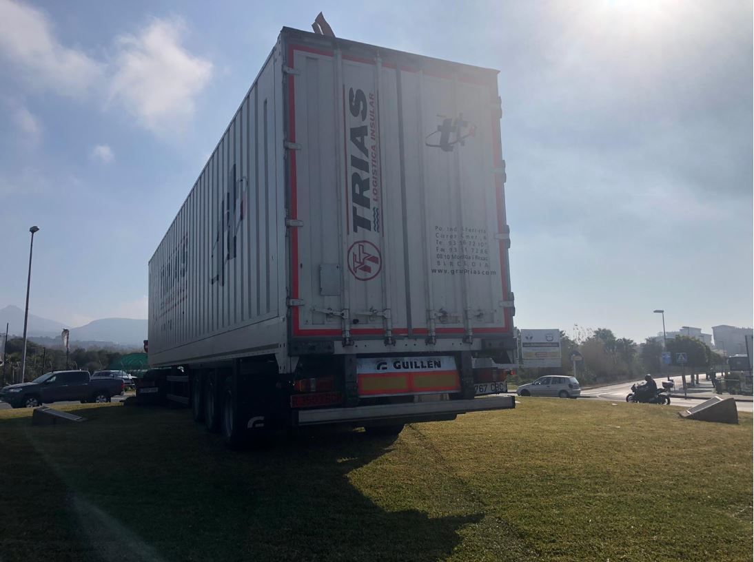 Un camión de gran tonelaje se sube a la rotonda del caballo de Alcúdia