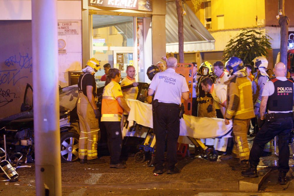 Un cotxe perd el control i atropella nou persones d'una terrassa de Girona