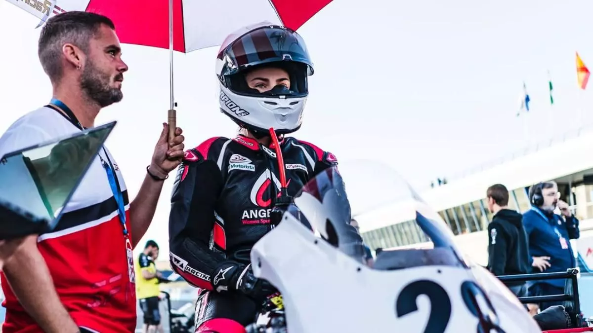 Alejandra Fern芍ndez, la 迆nica chica en la cantera de MotoGP