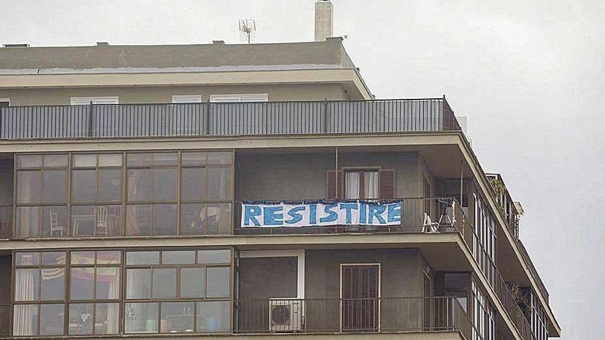 Pancarta con el lema de &#039;ResistirÃ©&#039; en la calle Joan Alcover.