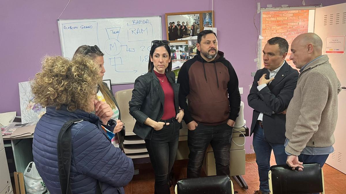 Asistentes a la reunión con los vecinos de Solís.