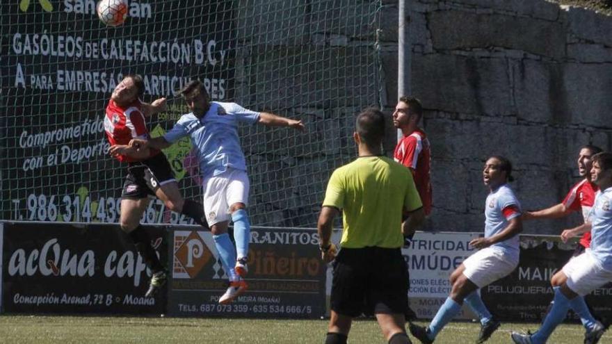 Un momento del partido, ayer, en el campo del Casal, en Moaña. // Santos Álvarez