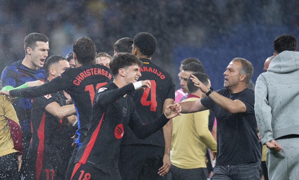 Cornellà El Prat. 15.05.2025. Deportes. Hansi Flick trata de detener la celebración  al término  del partido de liga entre el RCD Espanyol y el FC Barcelona en el RCD Estadium. Fotografía de Jordi Cotrina