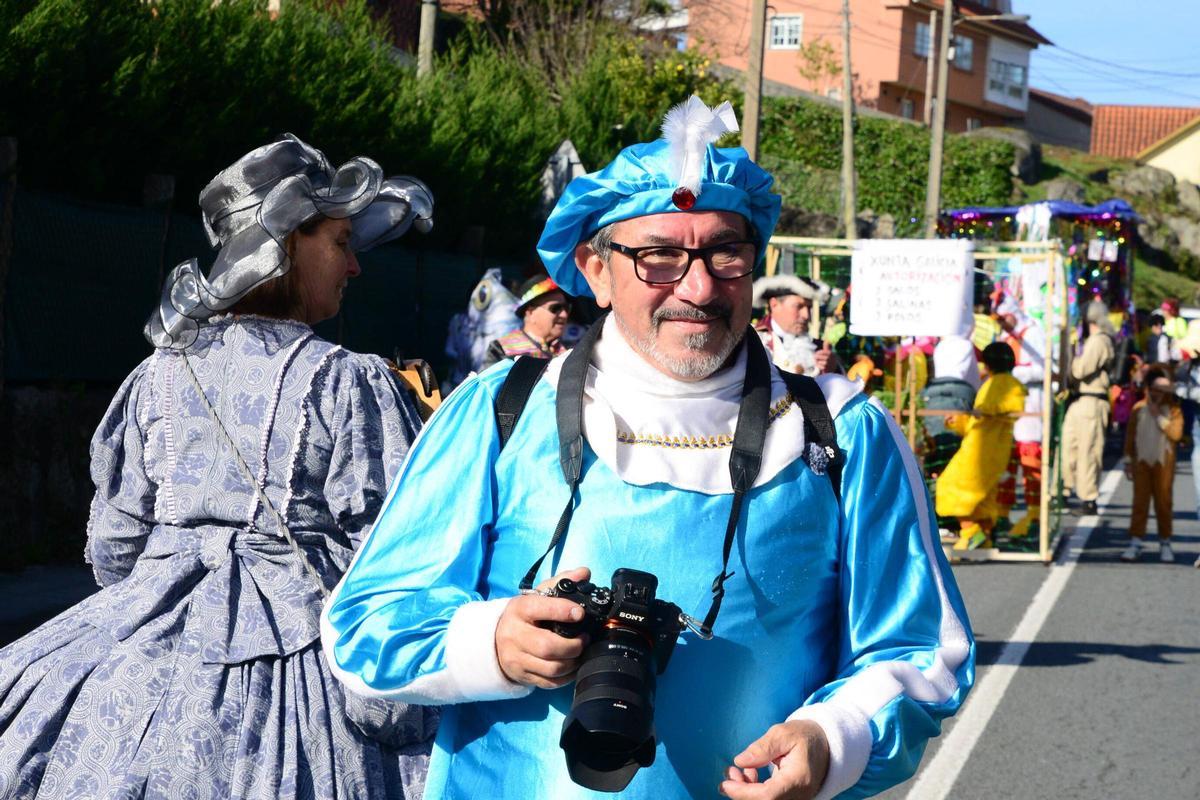 Miles de personas entierran al Mexillón en el carnaval de Aldán