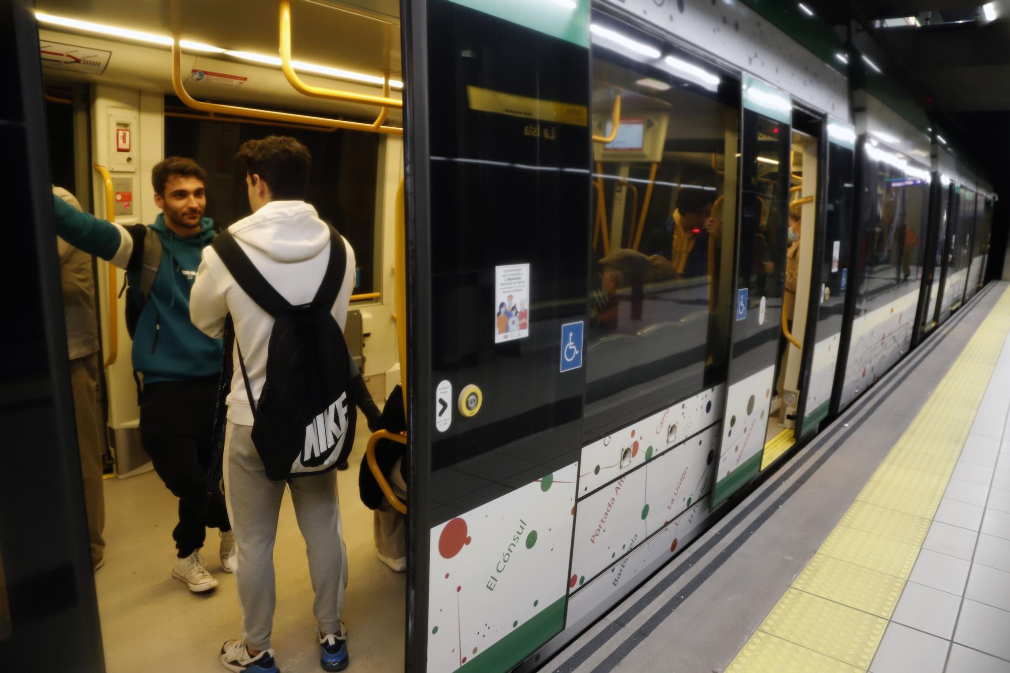 Málaga, el primer día sin mascarillas en el transporte público, en imágenes