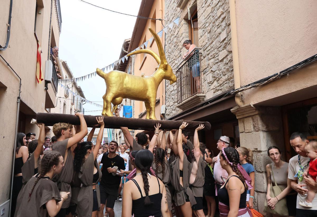 Les millors imatges de la cercavila de la Cabra d'Or, a Moià