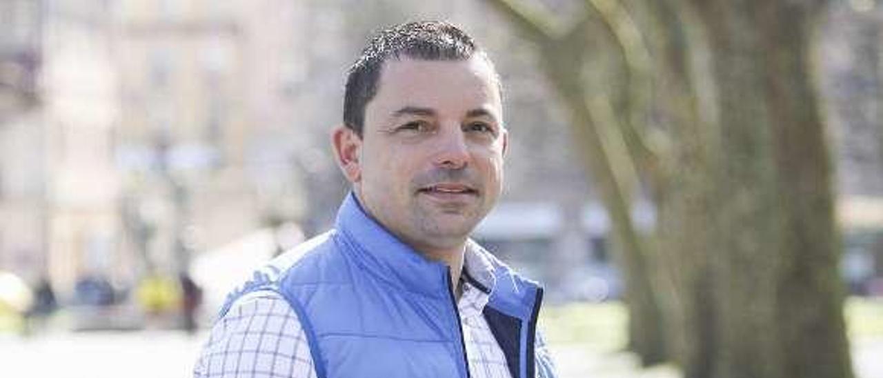 Felipe Blanco posa en el parque del Muelle, en Avilés.