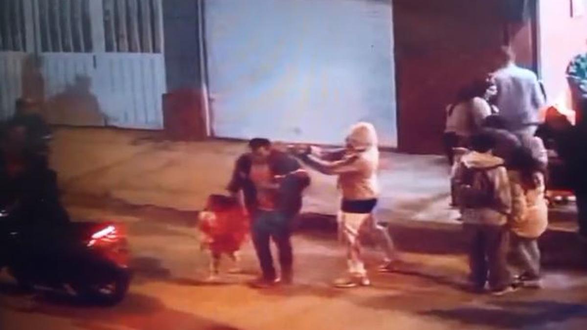 Un sicario mata a un hombre en la calle en Soacha, Colombia, mientras pedía caramelos con su hija pequeña en la noche de Halloween.