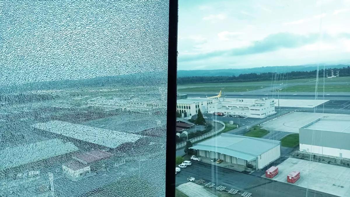 En la imagen, el cristal de la torre de control del aeropuerto de Santiago que aún no ha sido reparado